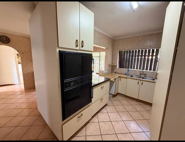 3 BEDROOM HOUSE FOR SALE IN BIRCHLEIGH NORTH